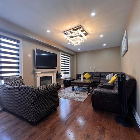 Spacious Detached In Брамптън Екстериор снимка