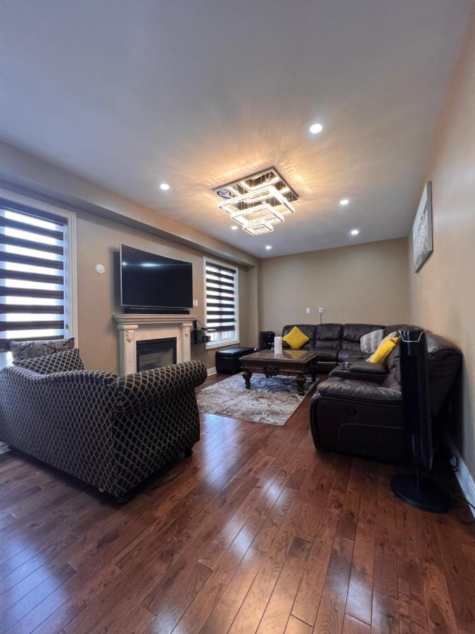 Spacious Detached In Брамптън Екстериор снимка