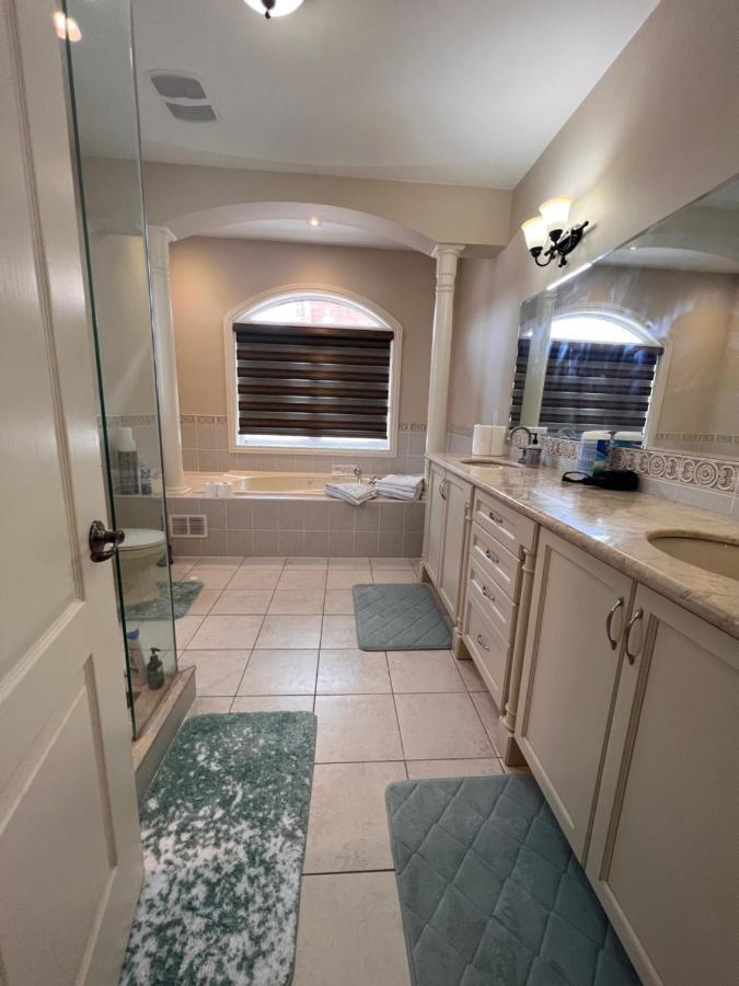 Spacious Detached In Брамптън Екстериор снимка