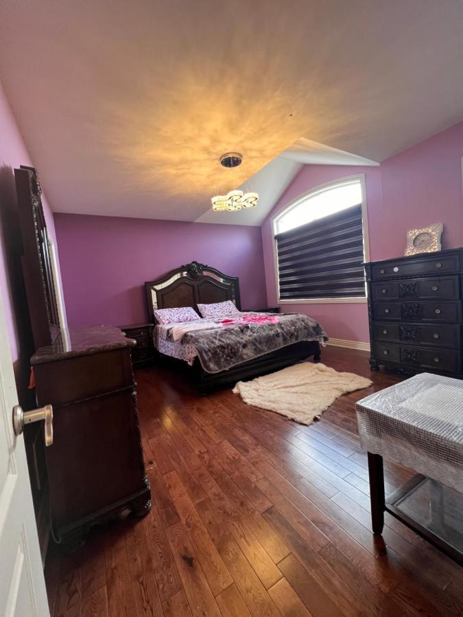 Spacious Detached In Брамптън Екстериор снимка