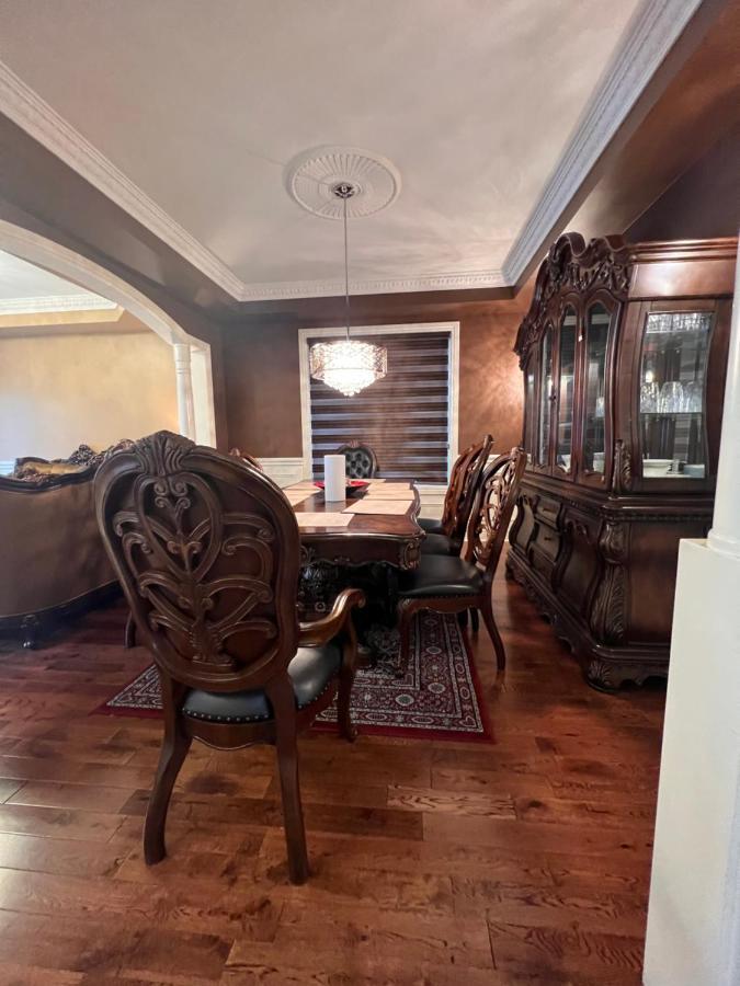 Spacious Detached In Брамптън Екстериор снимка
