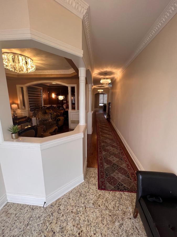 Spacious Detached In Брамптън Екстериор снимка