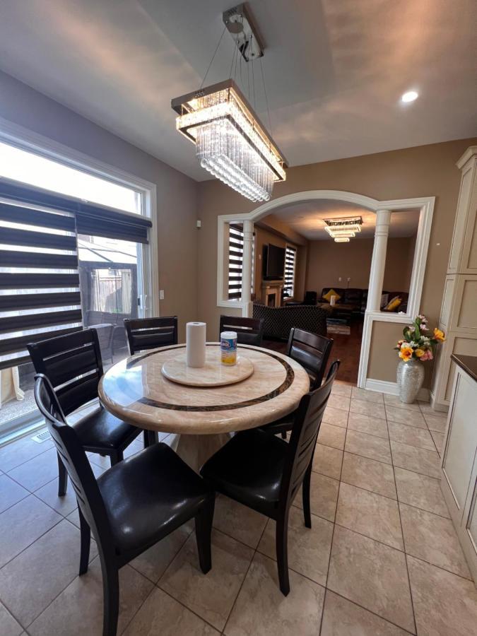 Spacious Detached In Брамптън Екстериор снимка