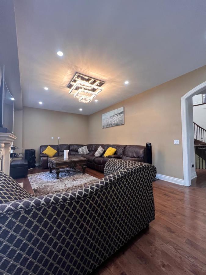 Spacious Detached In Брамптън Екстериор снимка