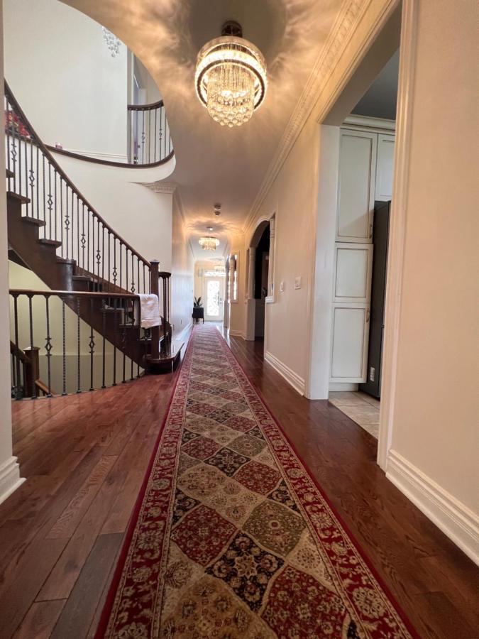 Spacious Detached In Брамптън Екстериор снимка