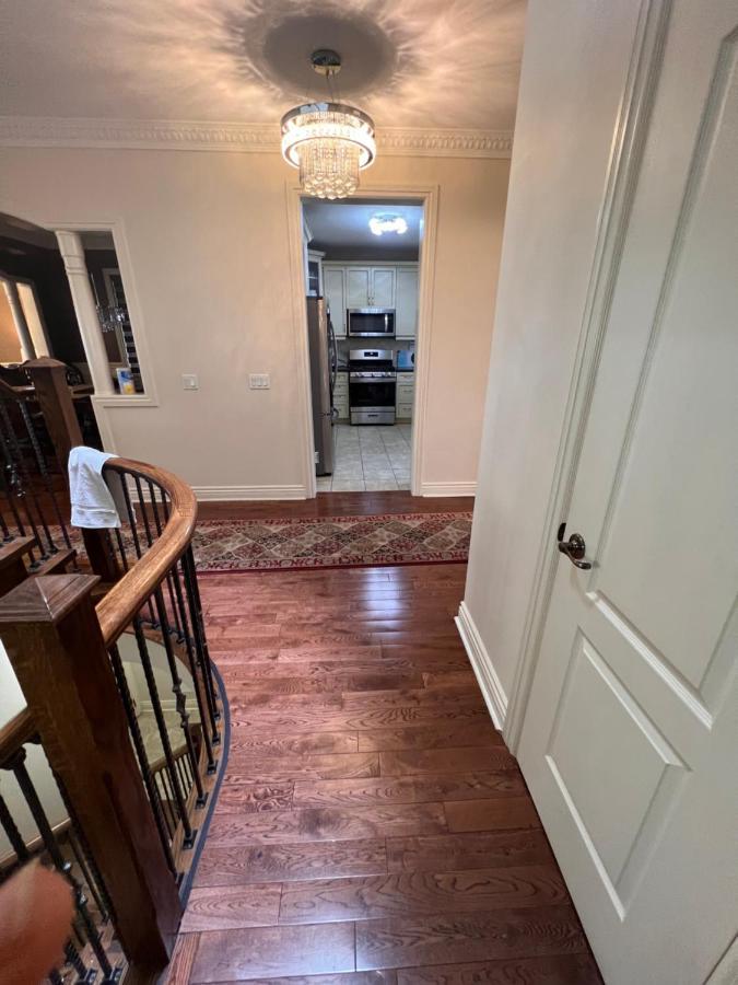 Spacious Detached In Брамптън Екстериор снимка