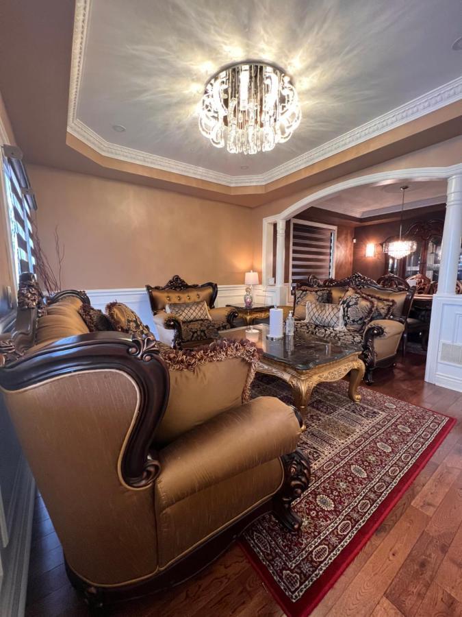 Spacious Detached In Брамптън Екстериор снимка