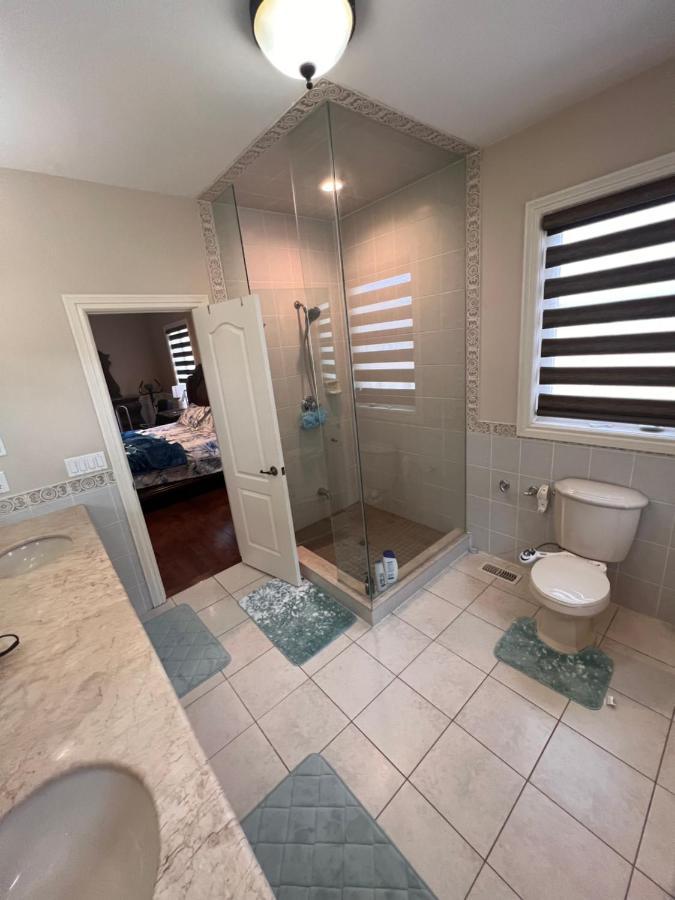 Spacious Detached In Брамптън Екстериор снимка