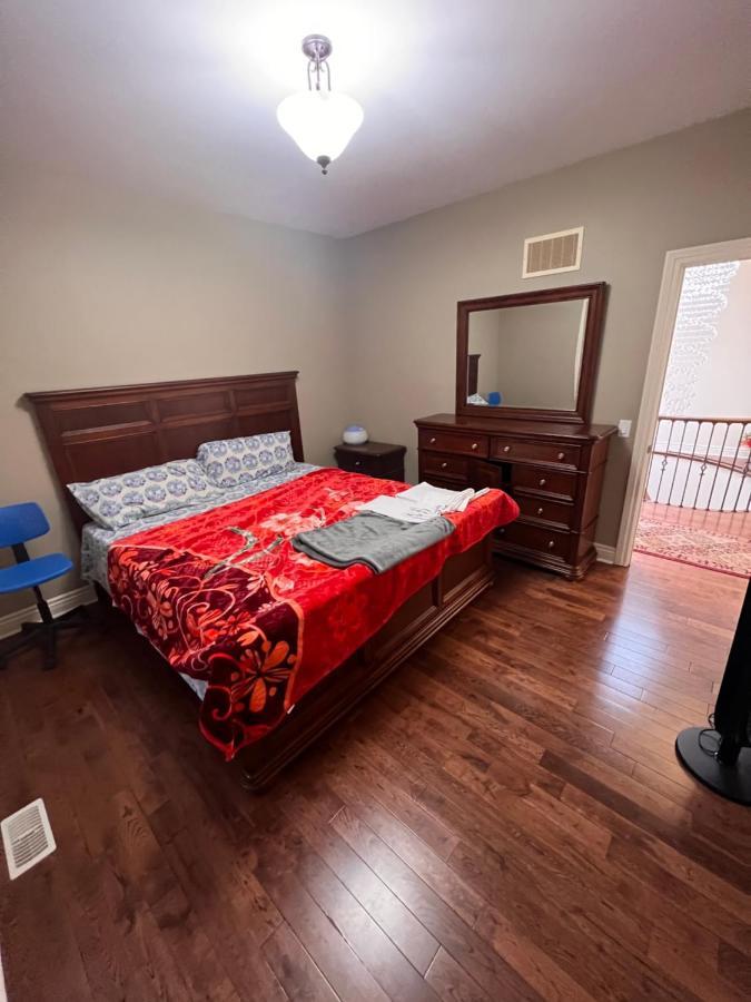Spacious Detached In Брамптън Екстериор снимка