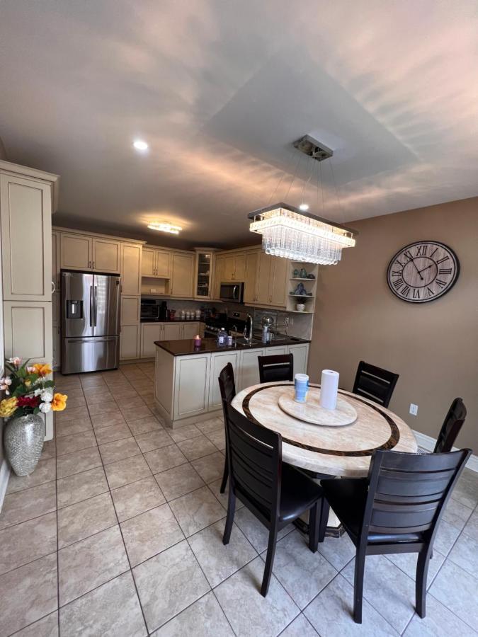 Spacious Detached In Брамптън Екстериор снимка