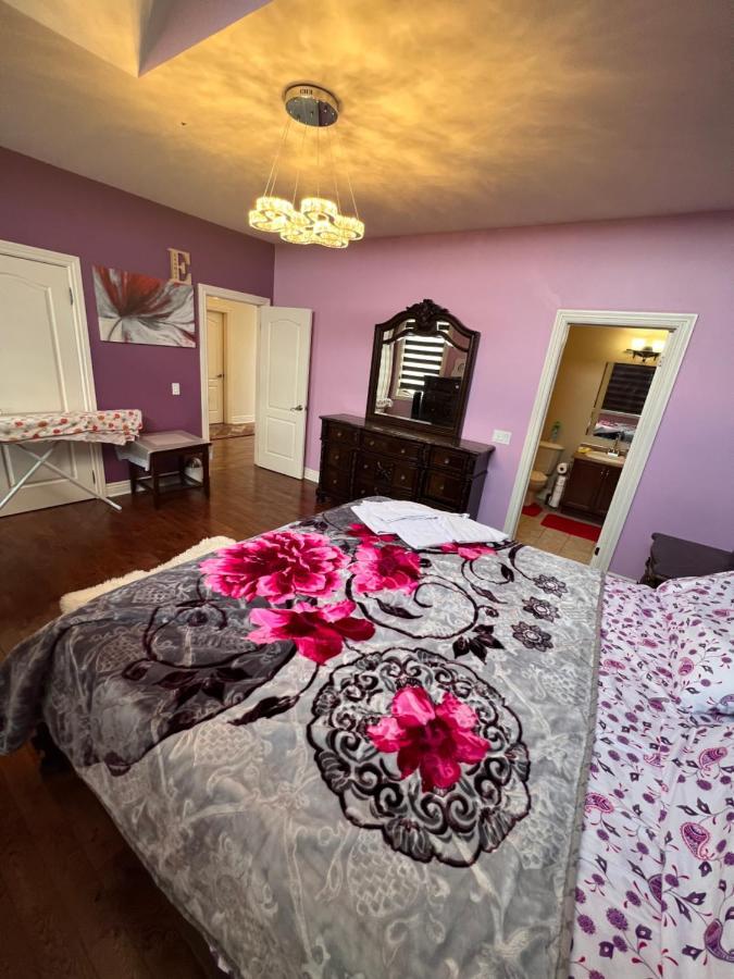Spacious Detached In Брамптън Екстериор снимка