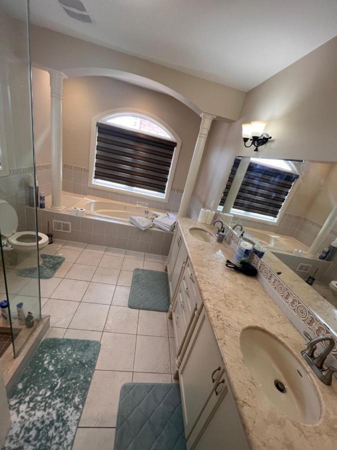 Spacious Detached In Брамптън Екстериор снимка