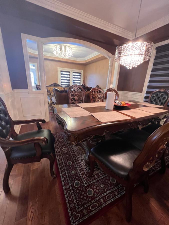 Spacious Detached In Брамптън Екстериор снимка