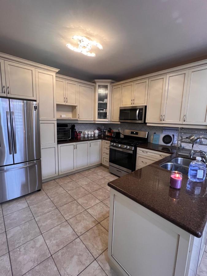 Spacious Detached In Брамптън Екстериор снимка